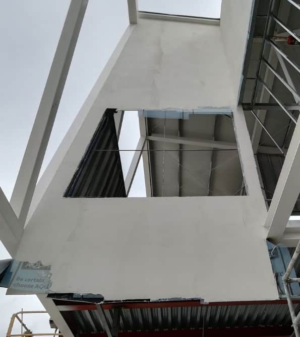 Estructura en construcción con paneles de aislamiento térmico exterior (SATE) instalados por Grupo Ilicitana SATE, destacando su compromiso con la eficiencia energética y el confort.